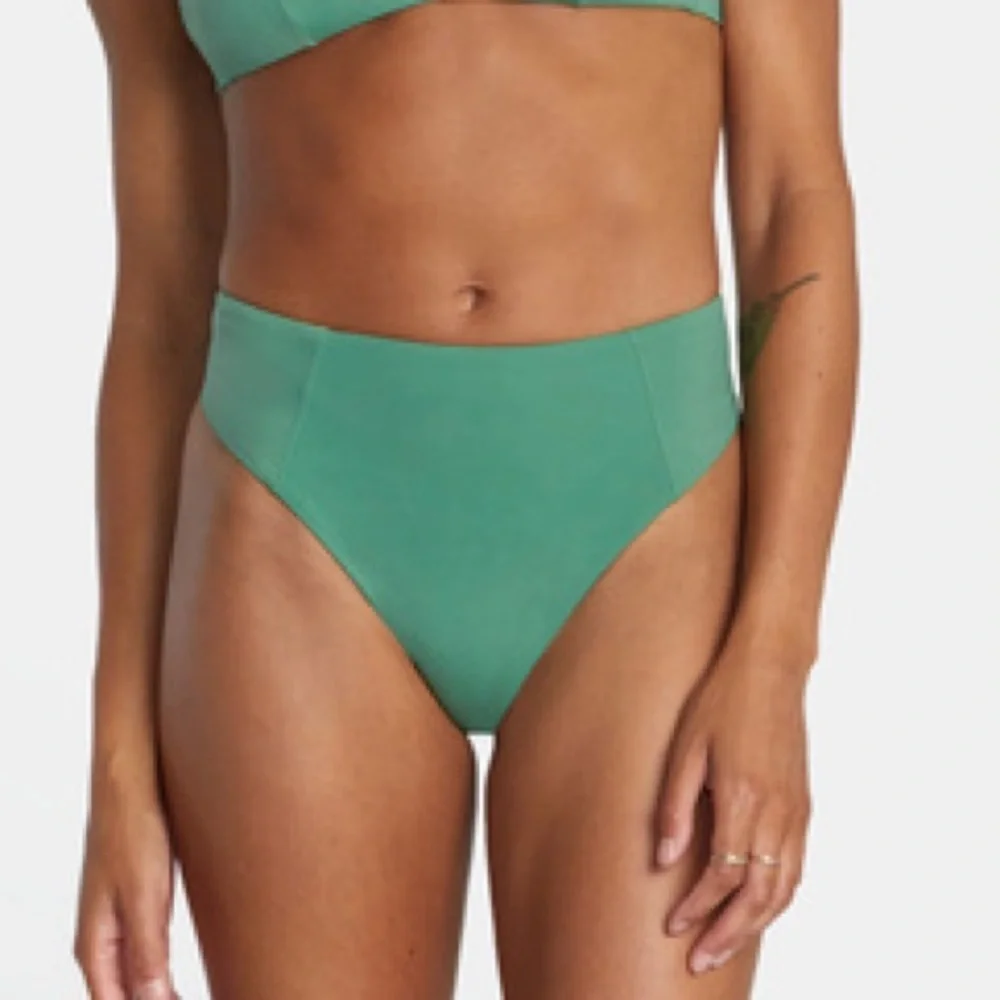 ☀️BILLABONG☀️ Chase The Sun Ruched Bandeau Bikini Top Solid High Rise Cheeky